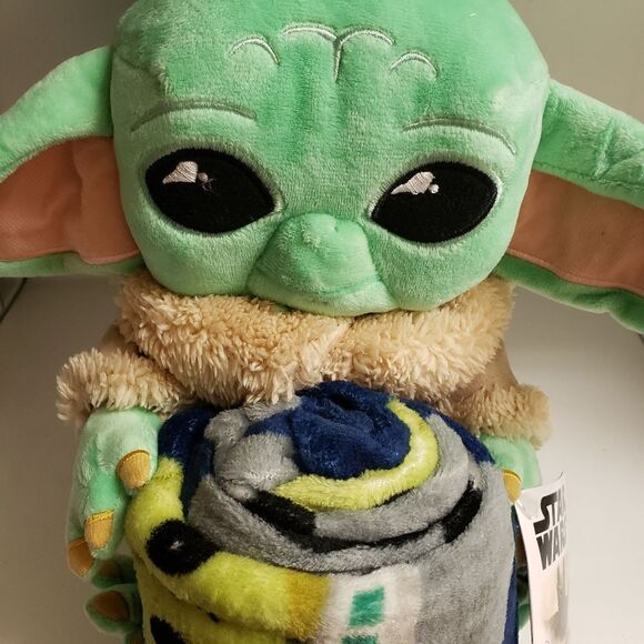 Mandalorian Baby Yoda Star Wars Throw Blanket and Hugger Plush - Picture 5 of 10